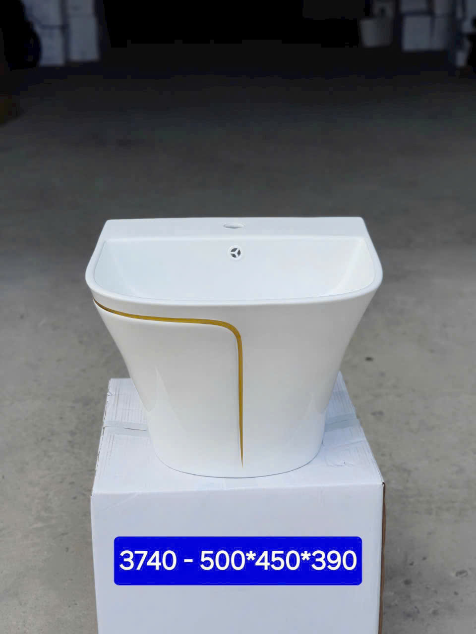 lavabo treo tường liền chân 3740