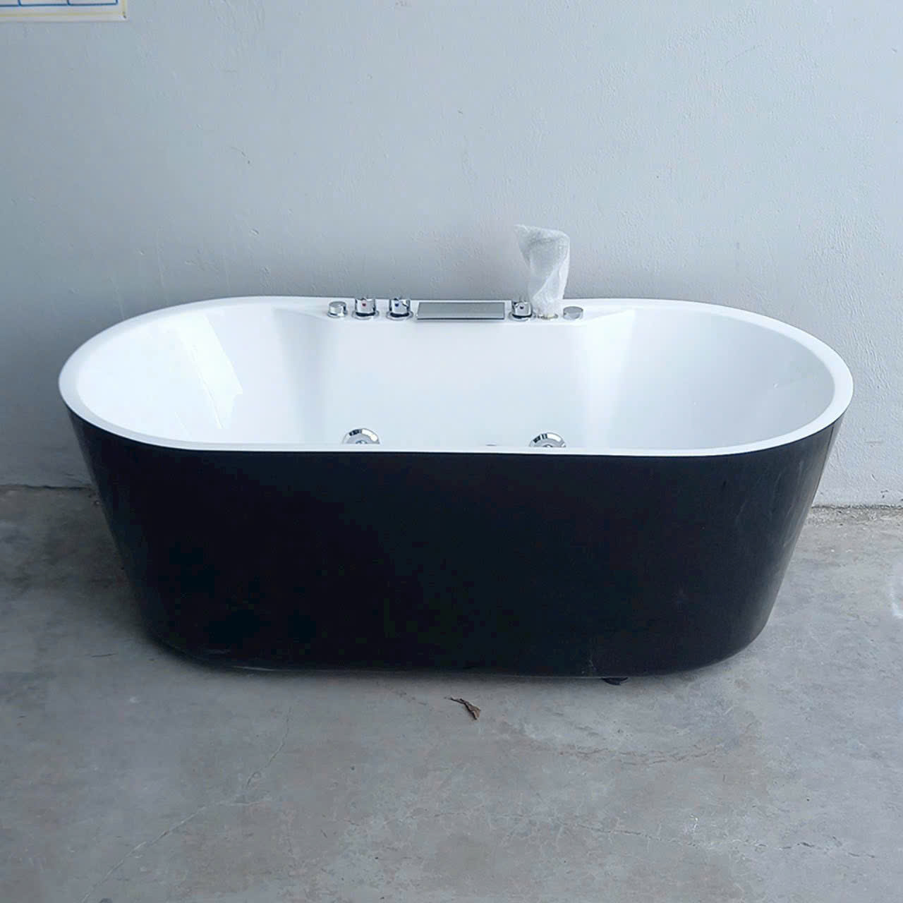 Bồn tắm màu đen có massage kèm vòi