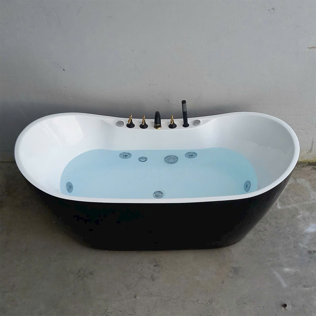 Bồn tắm màu đen có massage kèm vòi