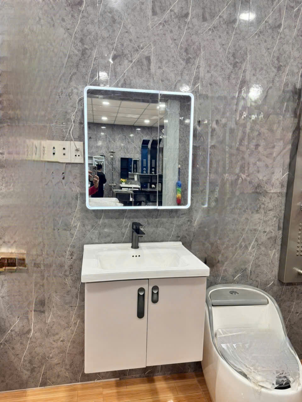Tủ lavabo nhôm TN061 cánh có led