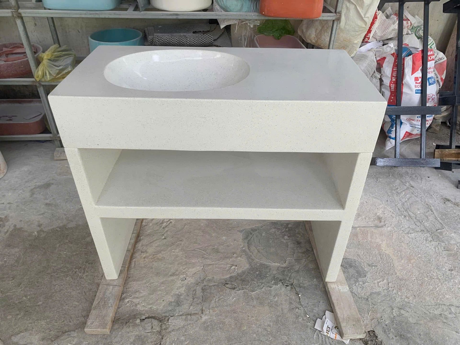 Chậu lavabo bê tông đá mài đứng