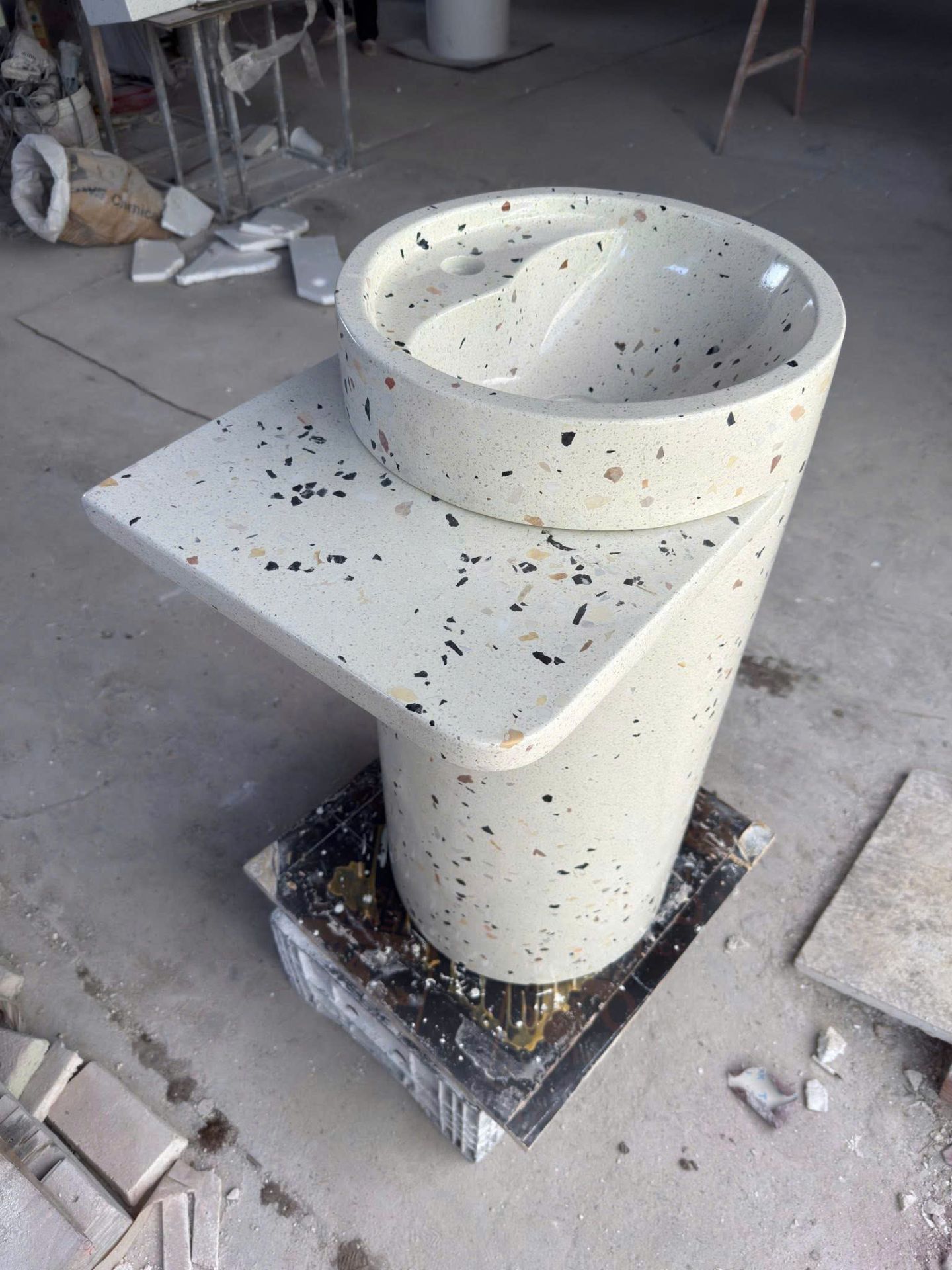 Trụ lavabo bê tông đá mài terrazzo có bàn 