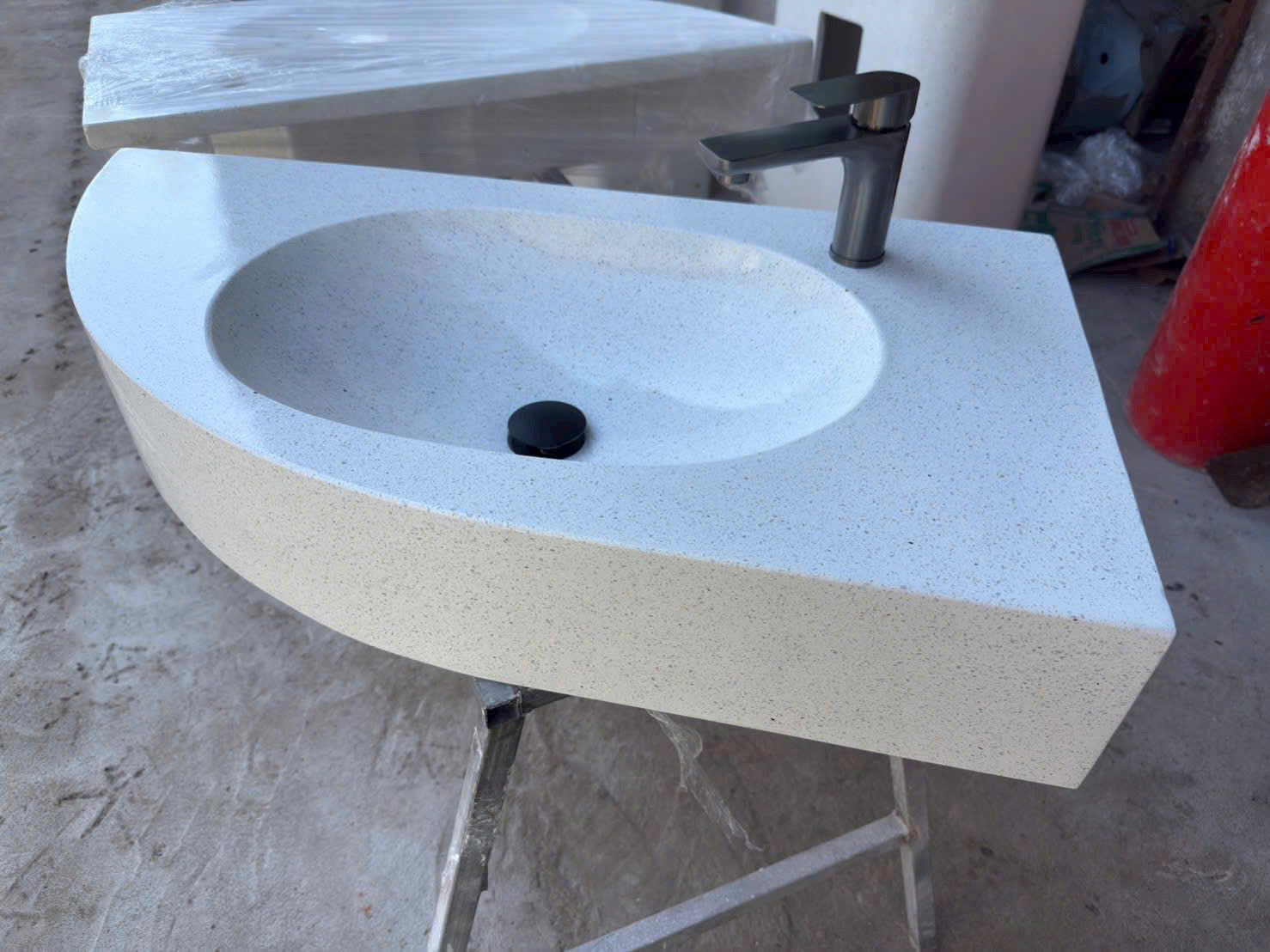Chậu lavabo bê tông đá mài terrazzo treo tường mẫu nhỏ
