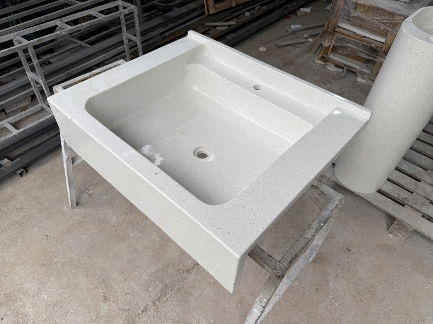Chậu lavabo bê tông đá mài terrazzo loại treo tường 