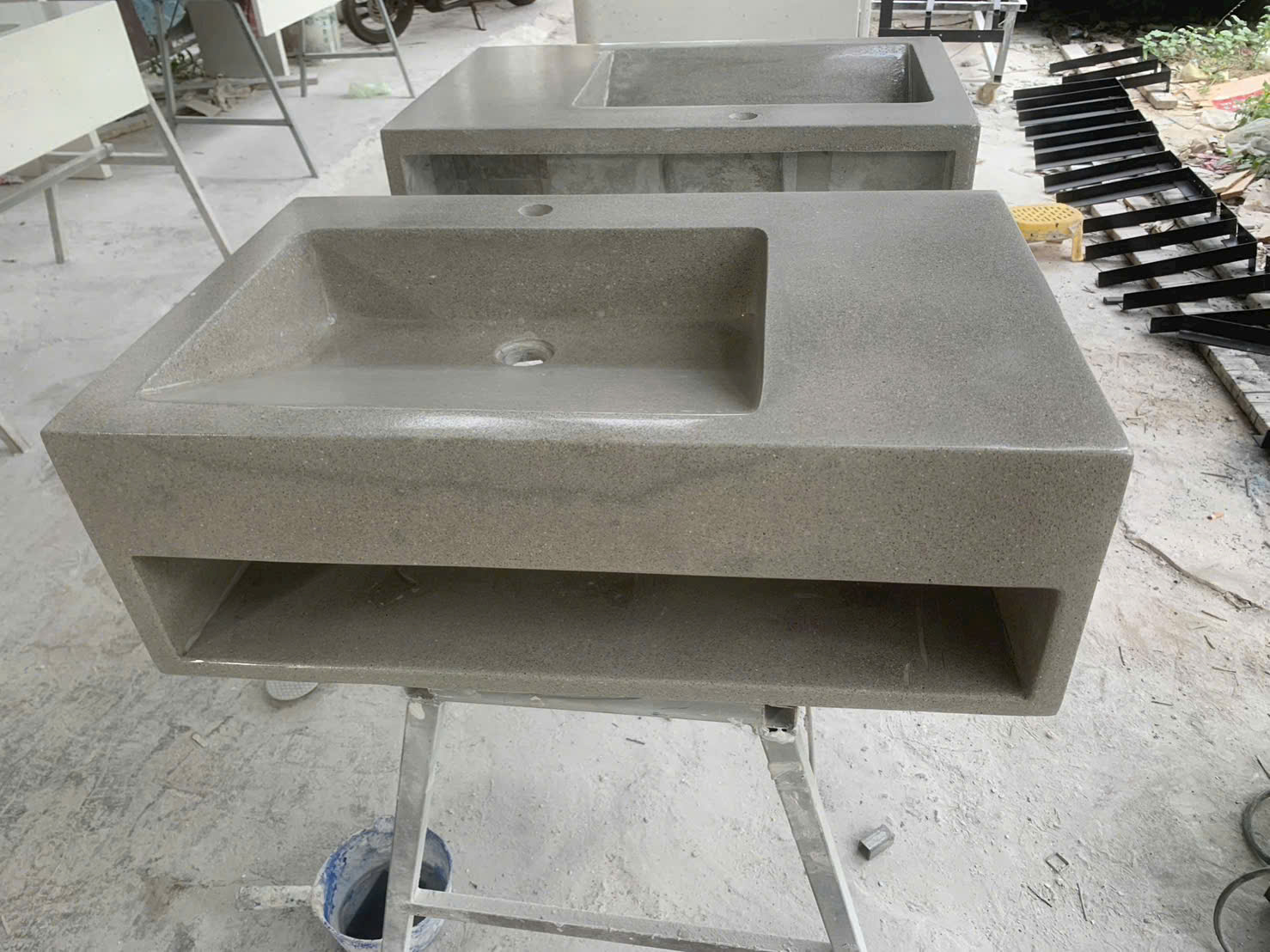 Lavabo bê tông đá mài terrazzo dạng có tủ