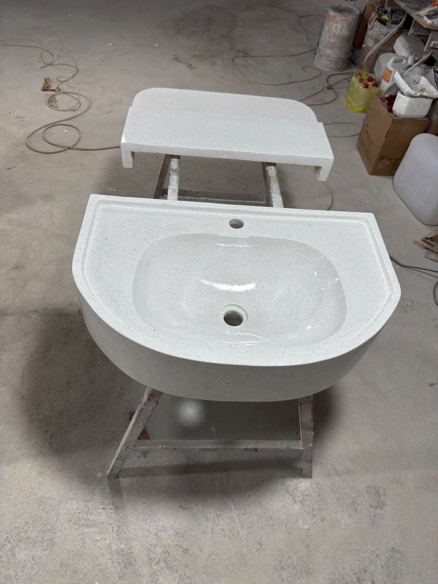 Chậu lavabo bê tông đá mài terrazzo treo tường nhỏ