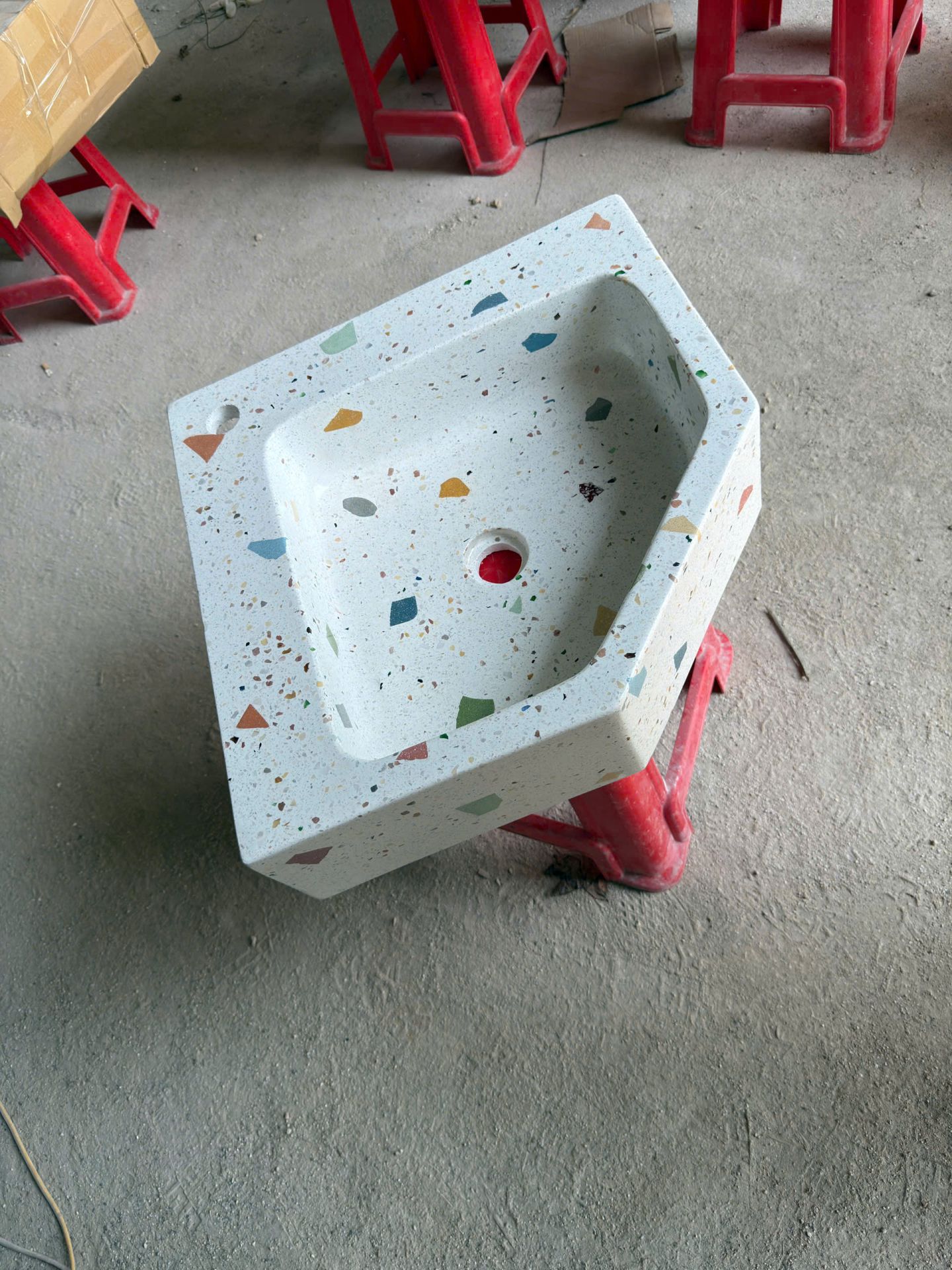 Chậu lavabo bê tông đá mài terrazzo loại nhỏ góc 5 giác