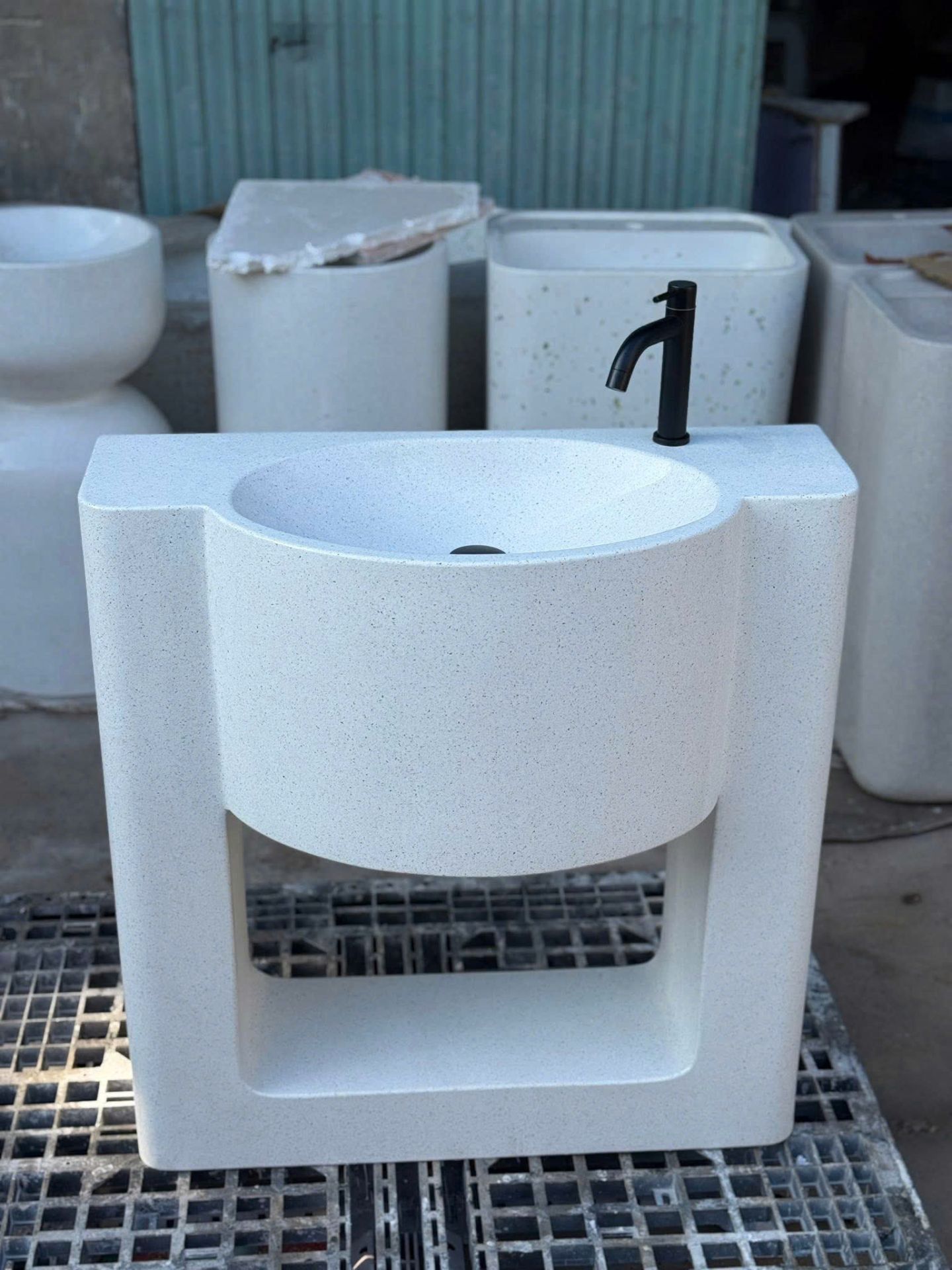 Trụ lavabo bê tông đá mài terrazzo 